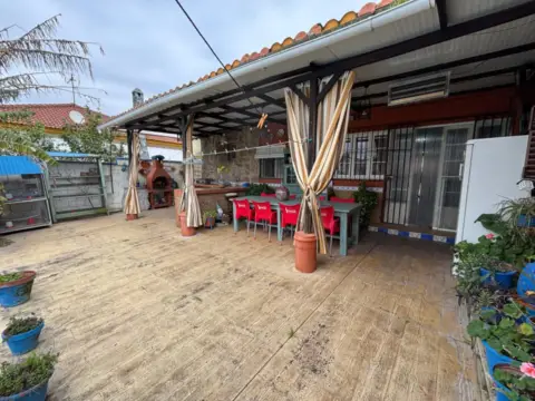 Chalet rústico en Urbanización de Limones