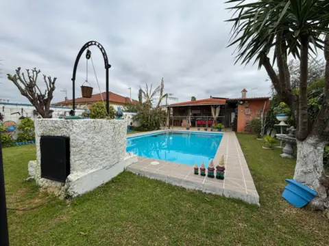 Chalet rústico en Urbanización de Limones