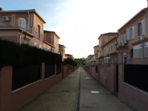 Chalet adosado en Avenida Cristina Hoyos