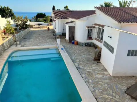 Chalet unifamiliar en Urbanización de la Sirena