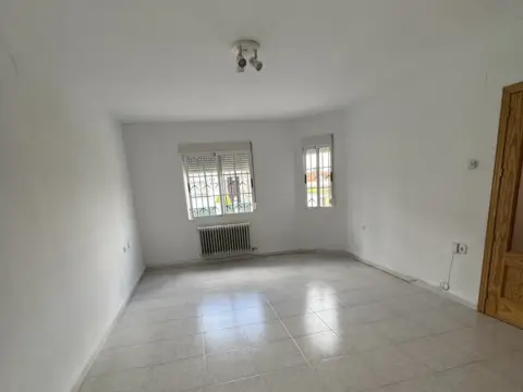 Chalet adosado en calle de Castilla-La Mancha, 25