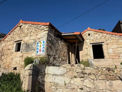 Chalet pareado en calle Riña