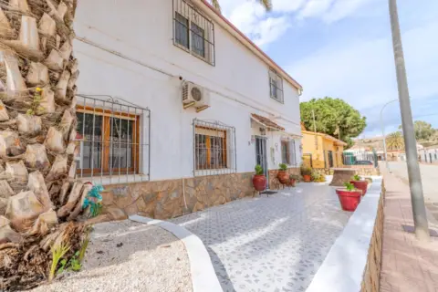 Casa adosada en calle Luis Seret