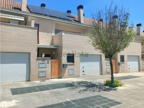 Chalet adosado en calle de Lanbarria