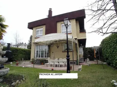 Chalet adosado en calle Salbatierrabide
