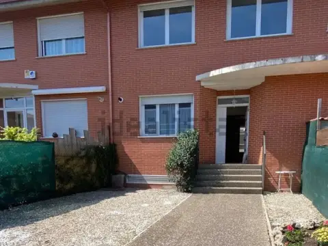 Chalet adosado en calle del Río Ugalde