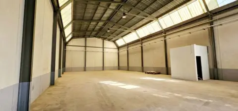 Nave industrial en calle Decenio