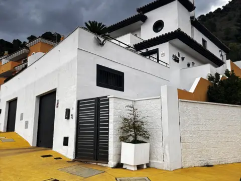 Chalet adosado en calle Encina