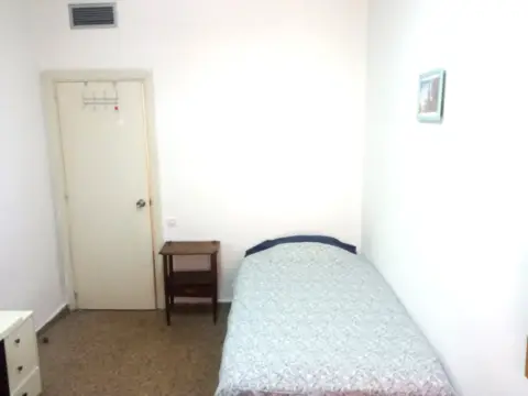 Habitación en calle Atanasio Barrón