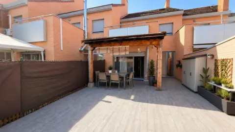 Chalet adosado en calle Sabinares Del Arlanza