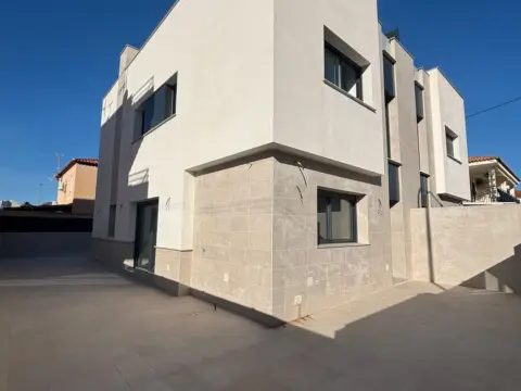 Chalet adosado en calle de Salvador Dalí, 5