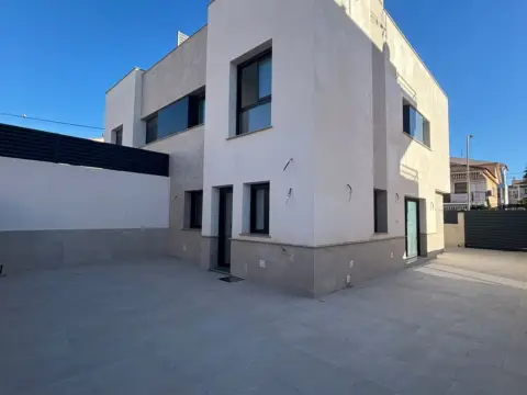 Chalet adosado en calle de Salvador Dalí, 5