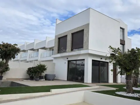 Chalet adosado en Carrer Illes Columbretes, 1