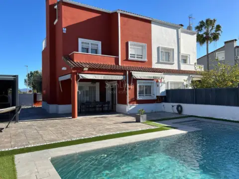 Chalet pareado en Carrer Serra de Cazorla, 1