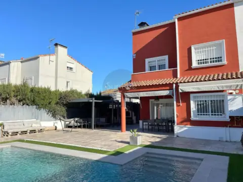 Chalet pareado en Carrer Serra de Cazorla, 1