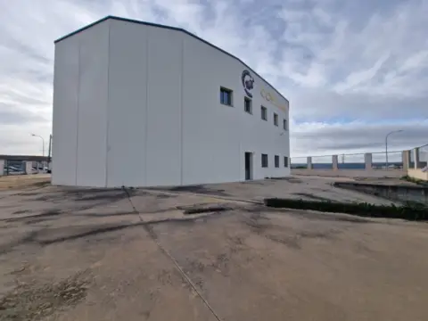Nave industrial en calle de Las Hurdes