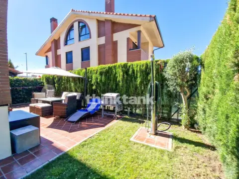 Chalet pareado en calle de Cervantes
