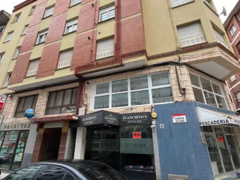 Local comercial en calle de Cangas de Onís