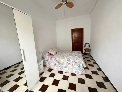 Habitación en calle del Poeta Paco Aquino, 38