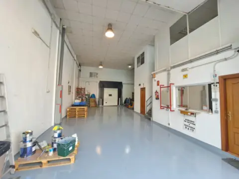 Nave industrial en calle de Esteban Salazar Chapela