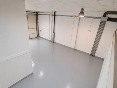 Nave industrial en calle de Esteban Salazar Chapela