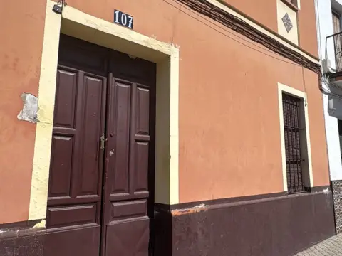 Casa adosada en calle de la Corredera, 107