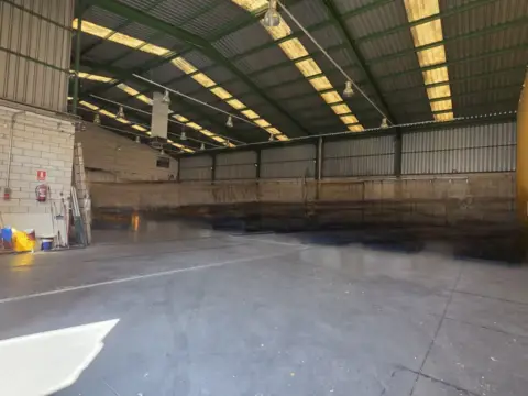 Nave comercial en calle de los Charcones