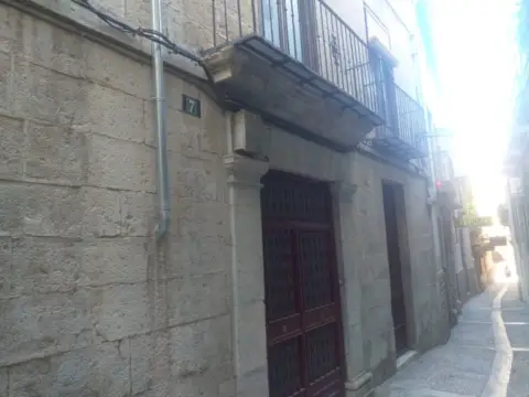 Edificio en calle de Bernardo López