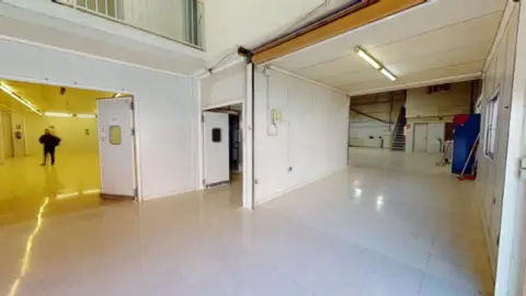 Nave industrial en calle de la Iruela