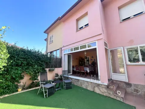 Chalet pareado en calle de Carmen Antuñano