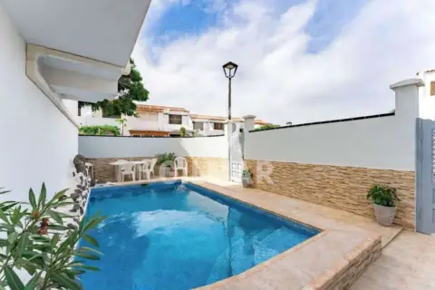 Chalet pareado en calle Atlas