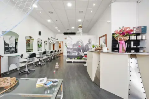 Local comercial en Avenida de la Aviación Española, 25
