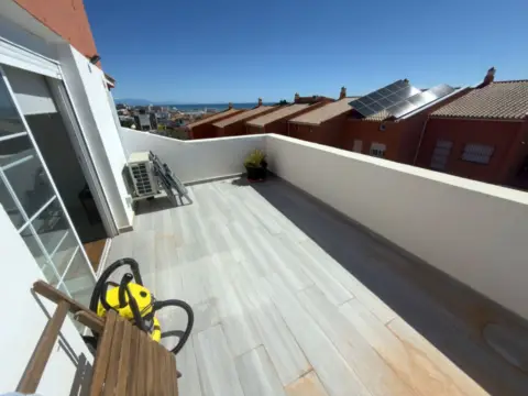 Chalet adosado en calle Anémona