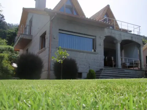 Chalet unifamiliar en Louredo (San Salvador)