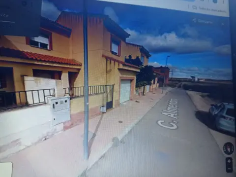 Chalet adosado en calle Almendro