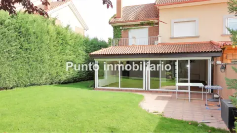 Chalet pareado en calle de Ladera del Sol