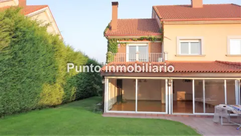 Chalet pareado en calle de Ladera del Sol