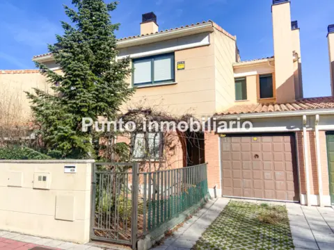 Chalet adosado en calle de Tokio