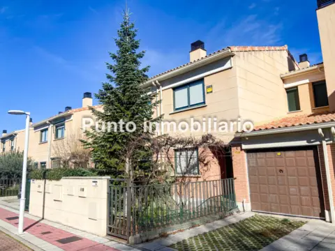 Chalet adosado en calle de Tokio