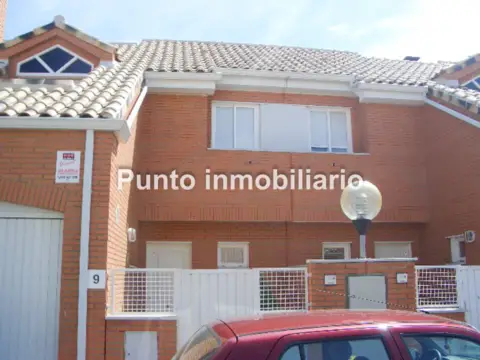Chalet adosado en calle Isidro Peñas