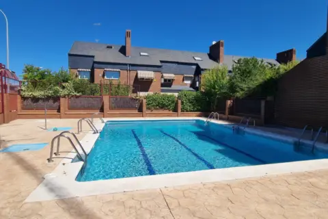 Chalet pareado en calle de los Abetos