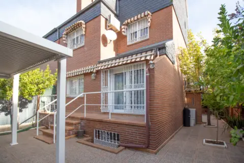 Chalet pareado en calle de los Abetos