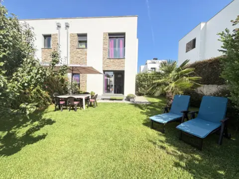 Chalet pareado en calle de las Pelias