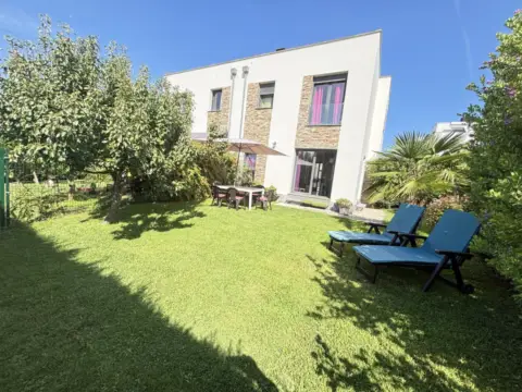 Chalet pareado en calle de las Pelias