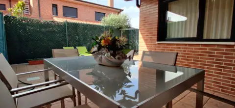 Chalet adosado en calle Gerardo Toribio