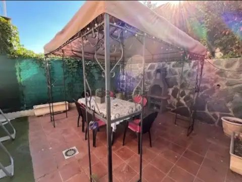 Chalet adosado en calle del Segura, 11
