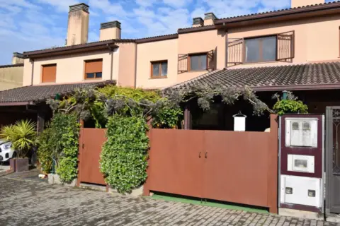 Chalet adosado en calle Longras