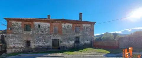 Casa en calle de la Iglesia de Revenga