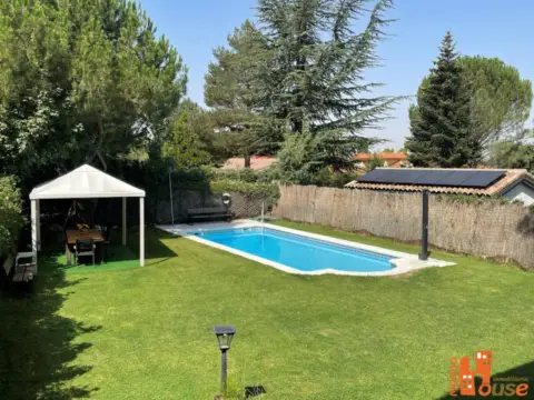 Chalet pareado en Urbanización Caserío de Urgel