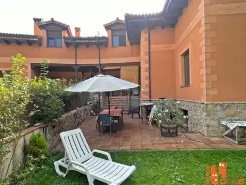 Chalet pareado en Urbanización Caserío de Urgel